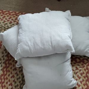 Lot of 4 throw pillows